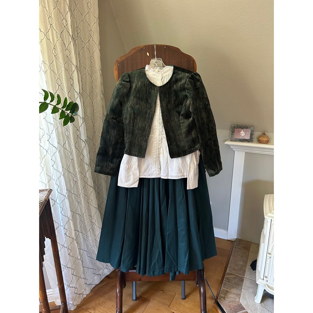 Velvet jacket paired pleated skirt & vintage ruffle top reenactment Victorian S